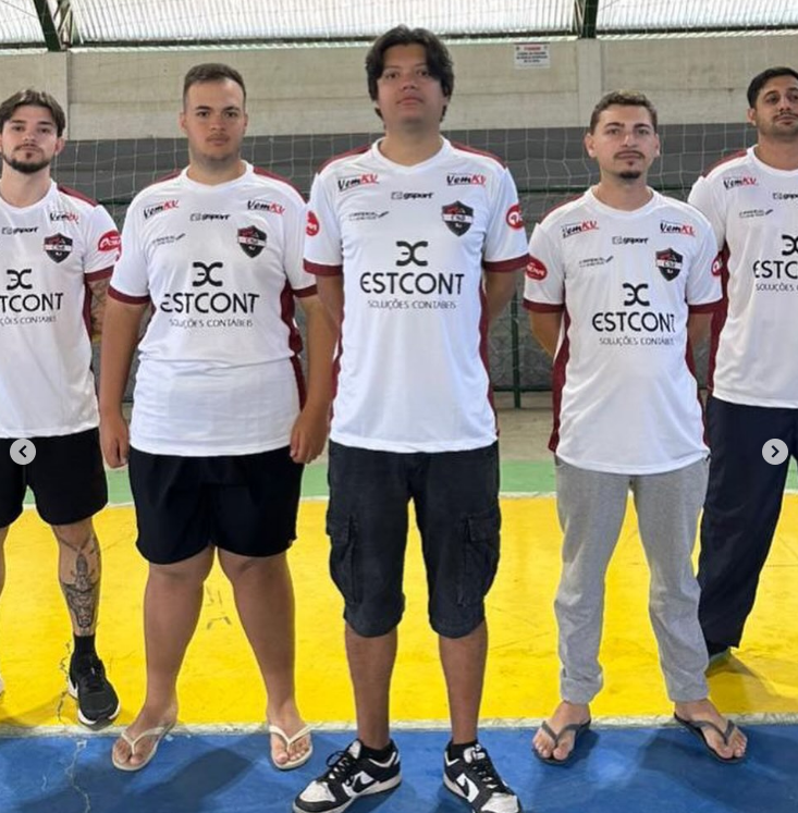Equipe VEMKV, campeã do 2º Camp Sorteado CS2SJ, reunida no ginásio municipal
