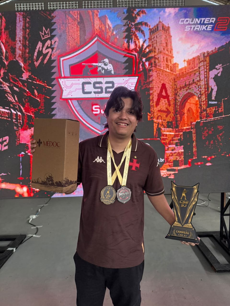 Mxsquito com a medalha de MVP e o troféu de campeão