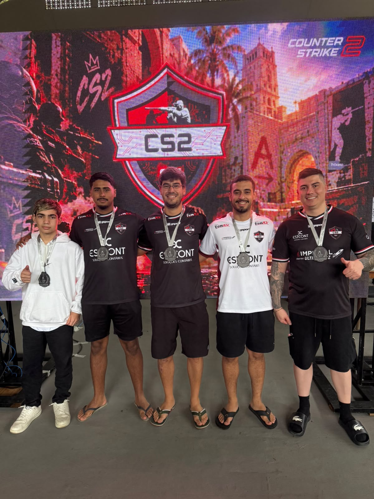 Jogadores da Vem KV com as medalhas de vice-campeões
